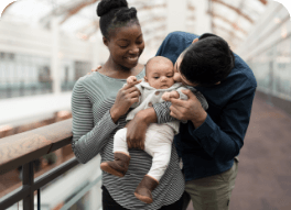 Couple avec un enfant avec un hémangiome